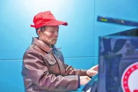 他曾在乡村从教数十年！洛阳洗碗工大爷在高校餐厅弹钢琴，被赞“扫地僧”图片