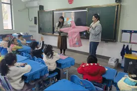 雨衣如何折叠收纳？小学生劳动课上学会实用生活技能图片