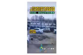 一轿车等红绿灯被货车追尾,推行数米后撞上前车被夹扁图片