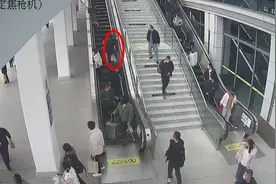 危险！女子扶梯运送行李砸伤他人，铁警提醒：大件行李要抓牢图片