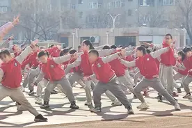 济南小学生课间八段锦走红网络 网友：希望我家娃也能学图片