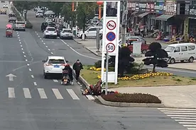 常德一老人骑车突发病倒地，回乡探亲兵哥哥出手了图片