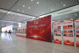 “两征两退”改革后首批春季退役士兵光荣返乡，青岛设150余处返乡接待站图片