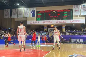 暌违三年重回主场 四川男篮憾负深圳队图片