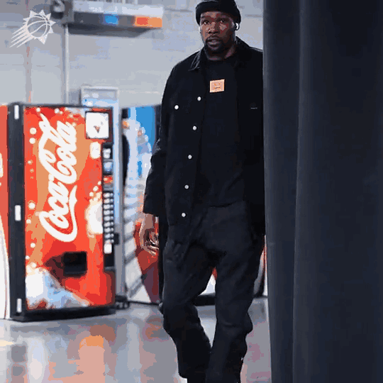 首秀！杜兰特气质😍入场 一身“工装”&一脸“严肃”哼着小曲图片