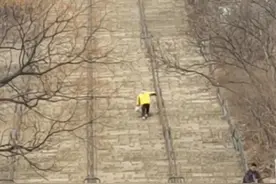 外卖小哥疑爬666级台阶到山顶送外卖，网友怒了，本人：是去玩的，拎着水和糕点图片