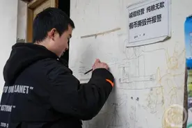 重庆一男子耗时八年为自闭症儿子造出火车图片