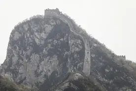 北京蓝天救援队队员为救驴友牺牲，私自攀爬箭扣野长城何时休？图片