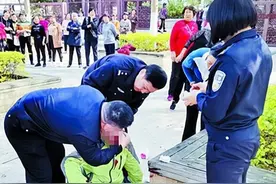 暖心！年迈老人晨练摔跤，厦门市民喊来民警救助图片