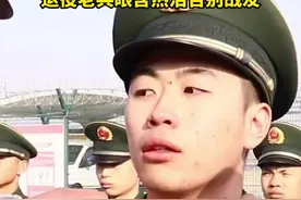 他们是首批春季入伍、春季退役的士兵，眼含热泪告别军营！图片