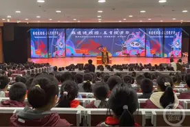 非遗表演“燃爆”校园 艺术家们被尖叫声“吞没”图片
