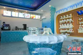 打卡“冰雪世界” 北京动物园第5家主题文创店迎客图片