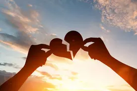 都分手了还给前男友转账上千次！200万元打了水漂图片