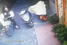 女孩骑车撞坏电瓶车后视镜留下50元图片