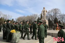 “活着”的雷锋图片