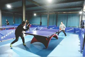 村民自费40万元建球馆免费开放带动健身热图片