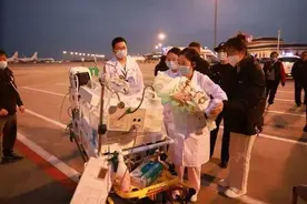 生死接力！两个月宝宝从乌鲁木齐打飞的到杭求医，医生民警都拼了图片