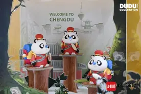 “嘟嘟”占据纽约广场“C位”，原来是成都人都熟悉的“旅行熊猫”图片