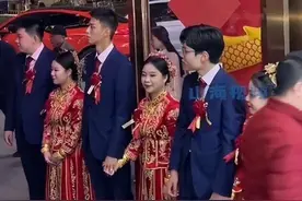 超级婚礼！三胞胎姐妹同天出嫁，同穿喜服邻居都难分清：女方家就办一场，随份子只随一份图片