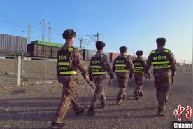 新疆兵团铁路沿线护路队：24小时待命 巡护一趟3小时图片