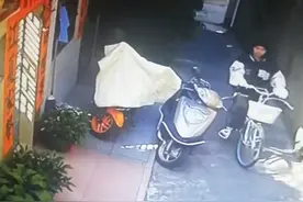 汕尾女生撞坏摩托车后视镜留下50元离开！车主寻人希望退还图片