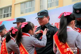 西山区棕树营小学师生为后勤人员戴上小红花图片