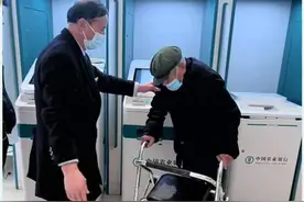 退休老干部农行取钱记图片