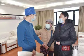 家属携锦旗致谢医生，替父亲了却“心愿”图片