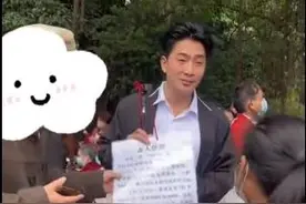男子相亲角“反向相亲”气到大妈 月薪3千希望女方8千遭吐槽！图片