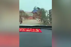 货车卸货时车头翘起，路过女子与司机互动问“兄弟你还好吗”图片