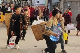 小学组织学生春游，孩子们用背篓自带炊具和食材，校长：已推行多年图片