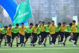 首次！成渝两地共同举办青少年“30人31足跑”图片