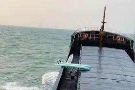 琼州海峡2人骑水上自行车遇险获救图片