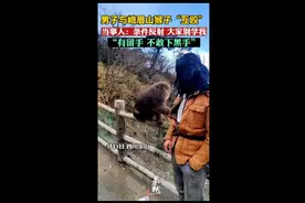 男子与峨眉山猴子“互殴”，当事人：条件反射，大家别学我图片