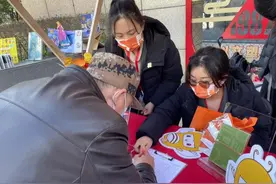 逛公园顺便办了人生第一张借书证，少儿图书馆“分身有术”图片