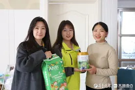 一天喝掉一桶奶粉！青岛四胞胎“擎淇舒婳”收到企业爱心大礼包图片