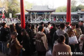 免费入园活动持续！周末的济南趵突泉迎客流高峰图片