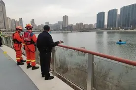 “快来救我！”一男子钓鱼太投入，一不小心竟漂到湖中央图片