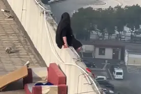 女孩楼顶欲轻生，闺蜜假装受伤机智相救，网友：这闺蜜值得一辈子拥有图片