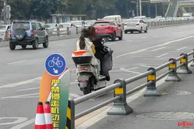 不文明行为曝光台丨半小时62辆电瓶车侵走机动车道，小“方便”藏着大危险图片