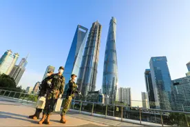 “出差行千里，好事做了一火车”！他们的巡逻车上有个“百宝箱”图片