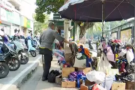 街角守艺人 | 海口53岁独腿“励志匠”：街头修伞修鞋方便市民同时积极自力更生图片