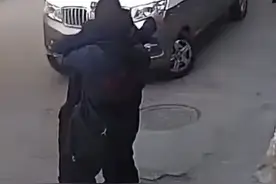 男子与人冲突被路过大哥抱起转圈圈，网友：大哥是懂劝架的图片