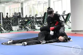 每天训练长达6个小时 女特警们很酷很飒也很累图片