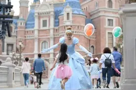 上海迪士尼官宣：恢复！网友：“女明星”要被薅秃，排队预警！图片