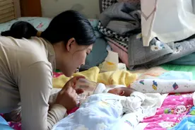 果然视频｜青岛四胞胎一天能喝掉一桶奶粉，暖心企业送上大礼包图片