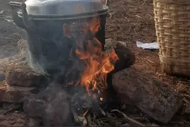 乡镇小学生背着锅碗瓢盆去春游引怀旧潮 校长：以后还会去，学生都盼望着图片