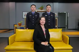 杭州有位幸福“警妈”，膝下有对双胞胎警察儿子，“复制粘贴”巧事一箩筐图片