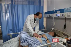 25周孕妇卵巢囊肿破裂，医生肚脐上打孔成功保胎图片