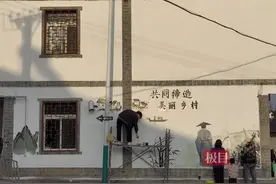美院学子巧手绘墙，用手中画笔助力武汉美丽乡村建设图片